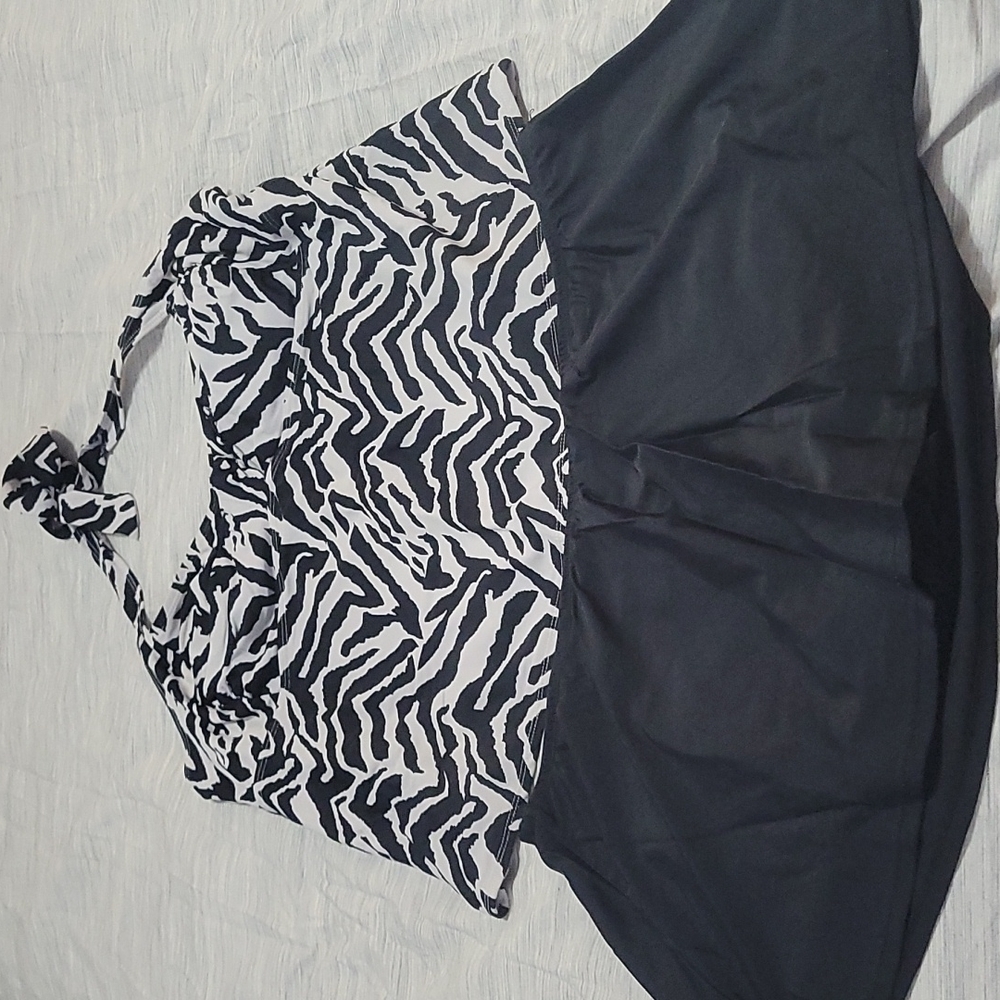 Catalina, 3X (22W-24W) top, 1X(16W) button, animal print top, black button
